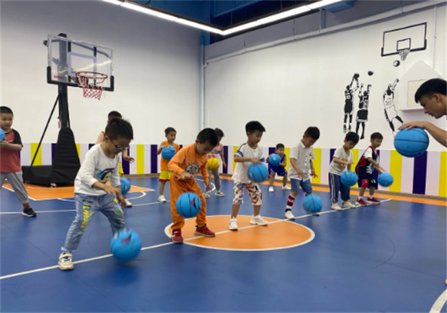 ​小孩报篮球班一年的费用是多少