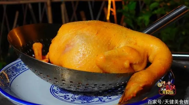 鸡肉别炒着吃了，教你在家做盐焗鸡，做出来味道正宗，颜色金黄