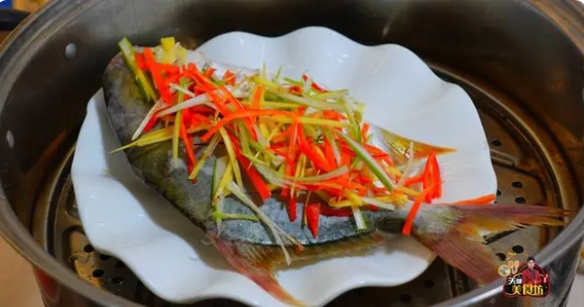金鲳鱼广东人都爱这样做，做好肉质鲜嫩，原汁原味，好吃极了