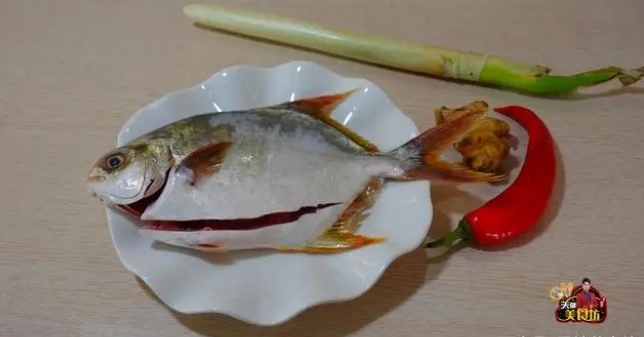 金鲳鱼广东人都爱这样做，做好肉质鲜嫩，原汁原味，好吃图1