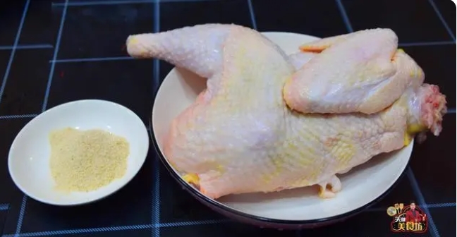 鸡肉怎么做好吃？广东大厨教你盐焗鸡家庭做法，味道正宗