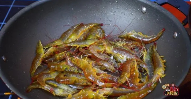 大虾广东人都喜欢这样做，烹饪过程只要掌握1步，做出来鲜香味美