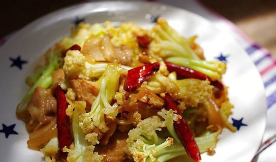 干锅花菜，2块一斤，一个花菜能做满满一大盘子，吃的饭量大增 