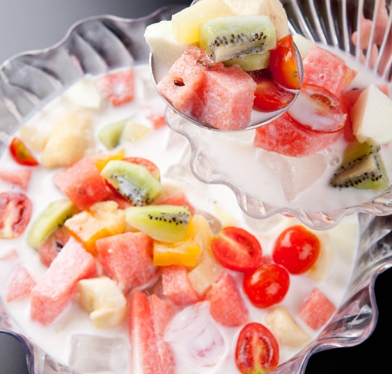 这个夏天一起来吃果然嗨拉丝酸奶水果捞好吗？