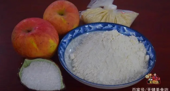 苹果的新吃法，加上1盘面粉成好吃的苹果馅饼