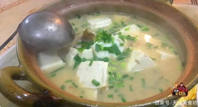 鱼头豆腐汤好吃有诀窍，小孩子吃了特别聪明！