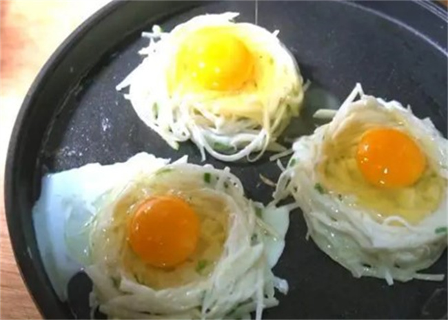 一个鸡蛋 一个土豆  只需十几分钟  一家子的早餐就搞定了