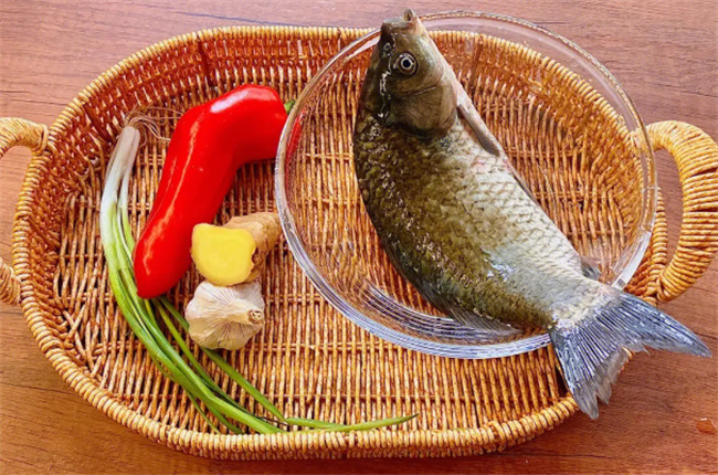 爱吃鲫鱼的一定要收藏  教你做香辣味的红烧鲫鱼 好吃极了