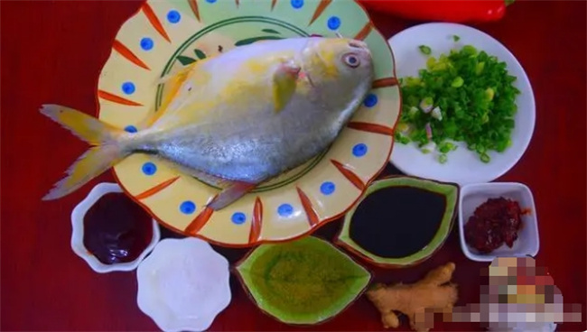 金昌鱼最好吃的家庭做法，加上5种碎料做红烧鱼，上桌汤汁都不剩