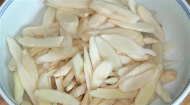 姥姥用了50年的腌生姜秘制方法，脆嫩开胃，保存越久越好吃