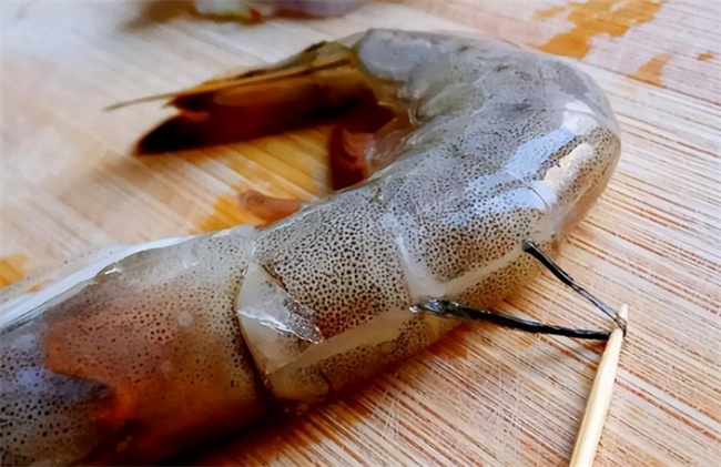 虾线是虾的“粪便”  可为何很多人不挑出来  吃了到底有没有害