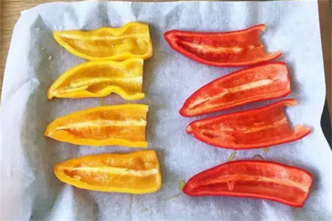 在家做道健康低卡轻食的红黄甜椒镶鲔鱼 营养简单又好吃
