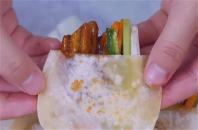 饺子皮也能做出口袋饼 装入自己喜爱的食材 营养美味又