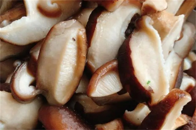 油菜配香菇 做出来色香味俱全 营养丰富易上手