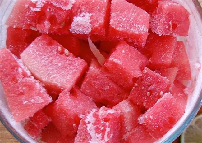 西瓜老少皆宜 换种吃法清凉解暑 那就是西瓜沙冰来看看吧