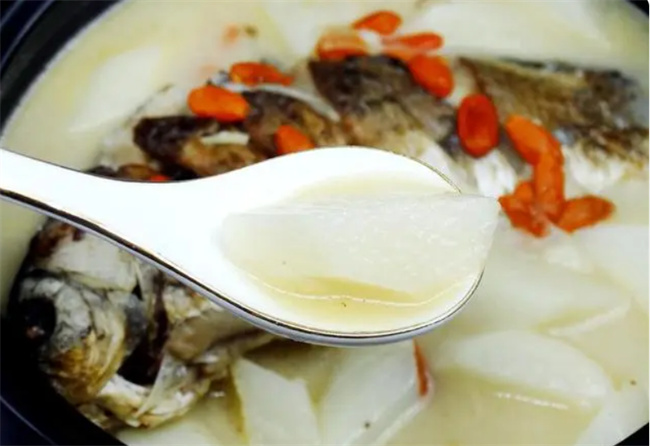 家常鲫鱼汤做法 原汁原味 汤鲜味美