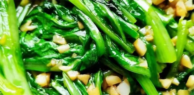 冬天 大鱼大肉吃腻了 试试这六道绿叶菜 做法简单 营养美味