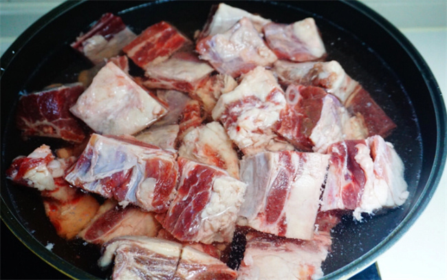 家常煮牛骨头的正确方法，牛骨头汤里放什么食材好