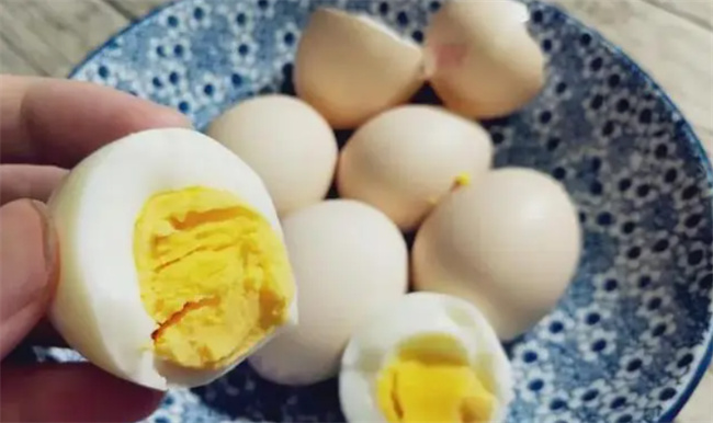 煮鸡蛋时 不要用清水煮 多加两种料 蛋壳一剥就掉 嫩图1