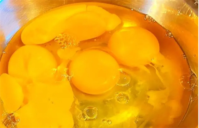蒸鸡蛋羹正确做法 两个技巧 蒸出来表面平滑如镜无蜂窝图1