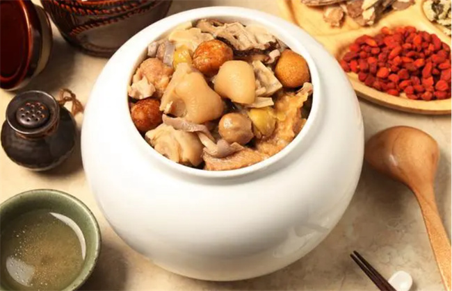 板栗土鸡汤 汤鲜味美 营养健康(板栗土鸡汤菜品图片)
