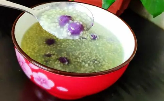 小米粥里放冷紫薯为什么变绿色了，有哪些原因(小米粥里放图1